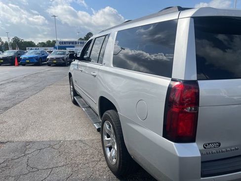Used 2019 Chevrolet Suburban LT w/ LT Signature Package image 3