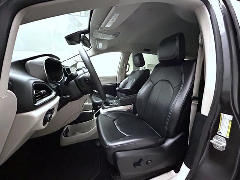 Used 2023 Chrysler Pacifica Touring-L FWD image 10