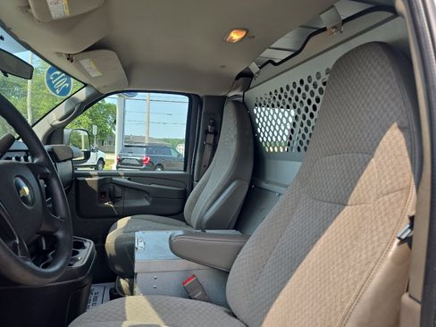 Used 2015 Chevrolet Express 2500 RWD image 16