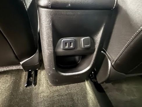 Used 2016 GMC Canyon SLT image 11