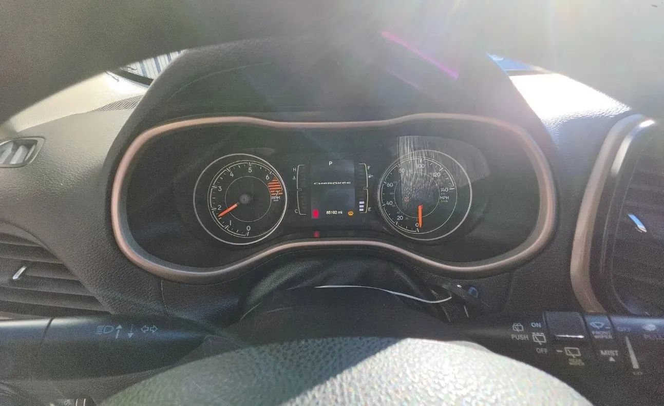 Used 2017 Jeep Cherokee Sport AWD/4WD image 5