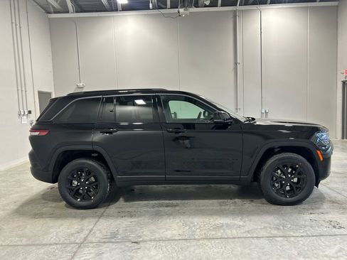 New 2026 Jeep Grand Cherokee Altitude image 5