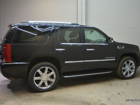 Used 2007 Cadillac Escalade AWD w/ Climate Package image 4