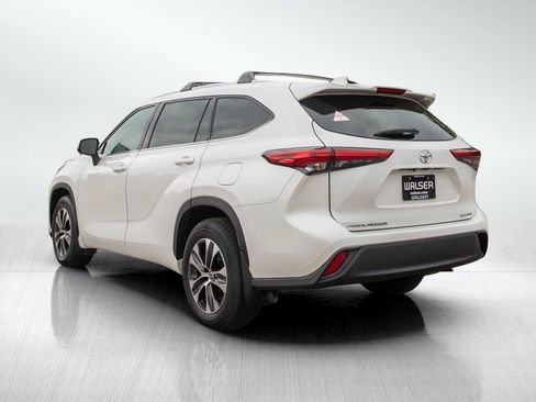 Used 2020 Toyota Highlander XLE AWD/4WD image 3