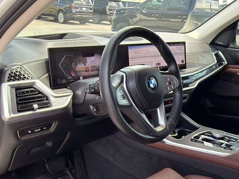 Used 2025 BMW X7 xDrive40i AWD/4WD image 4