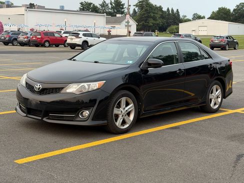 Used 2014 Toyota Camry SE FWD image 2