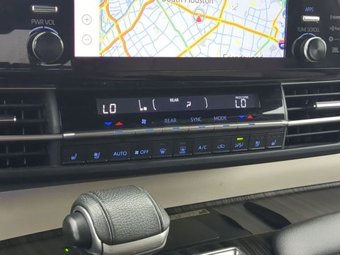 Used 2021 Toyota Sienna Limited image 26