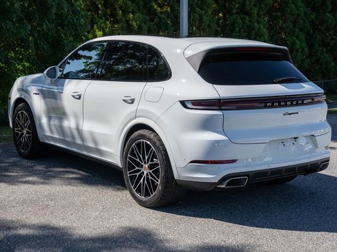 Certified 2025 Porsche Cayenne E-Hybrid w/ Premium Package Plus image 3