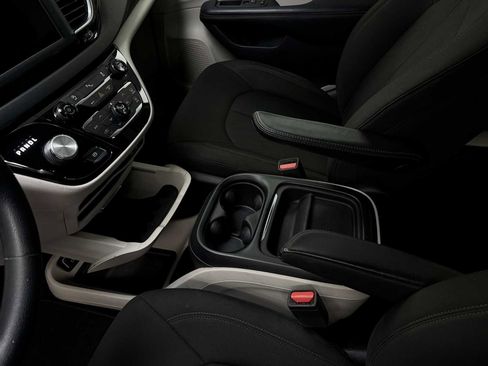 Used 2019 Chrysler Pacifica Touring Plus FWD image 28