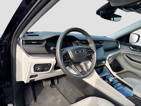 Used 2022 Jeep Grand Cherokee Overland image 11