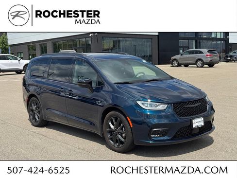 Used 2025 Chrysler Pacifica Limited FWD image 1