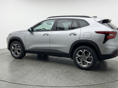 Used 2025 Chevrolet Trax LT FWD image 5