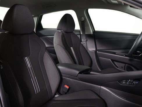 Used 2025 Hyundai Elantra Blue image 24