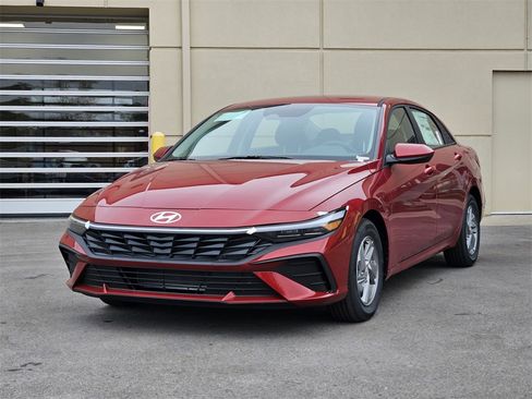 New 2025 Hyundai Elantra SE image 3