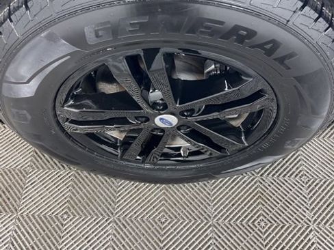 Used 2022 Ford Explorer XLT w/ Equipment Group 202A image 7