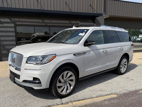 Used 2024 Lincoln Navigator Reserve AWD/4WD image 3