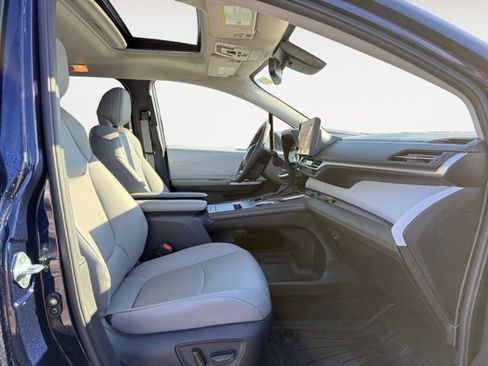Used 2025 Toyota Sienna XLE image 17