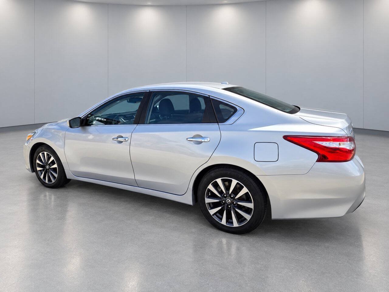 Used 2017 Nissan Altima 2.5 SV FWD image 5