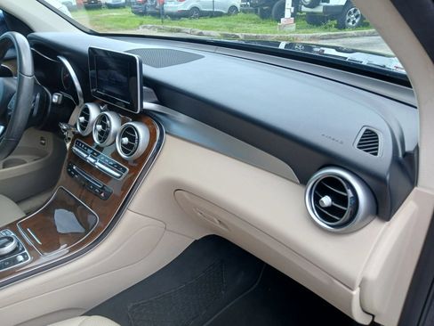 Used 2018 Mercedes-Benz GLC 300 w/ Premium Package image 17