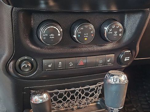 Used 2014 Jeep Wrangler Unlimited Rubicon w/ Connectivity Group AWD/4WD image 25