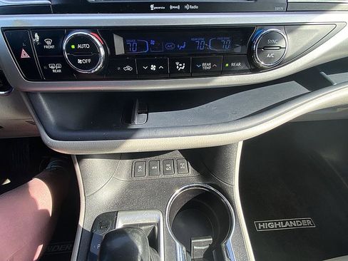 Used 2018 Toyota Highlander XLE image 17