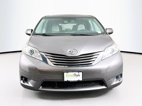 Used 2017 Toyota Sienna LE FWD image 2