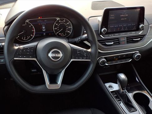 Used 2024 Nissan Altima 2.5 SV image 13