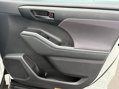 Used 2023 Toyota Highlander LE image 31