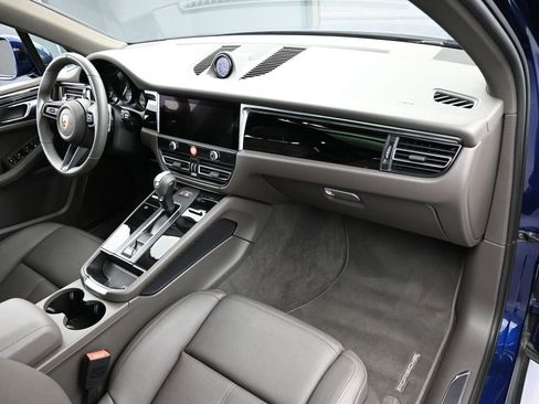 Certified 2025 Porsche Macan AWD/4WD image 32