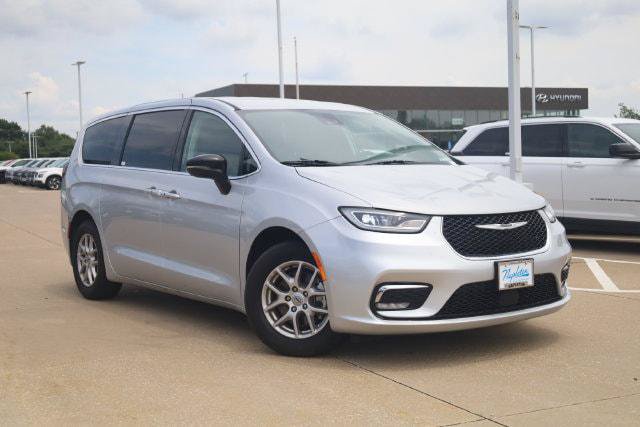 Certified 2024 Chrysler Pacifica Touring-L FWD image 3
