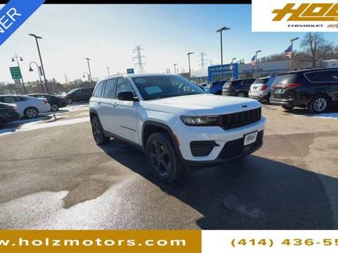 Used 2023 Jeep Grand Cherokee Altitude image 2