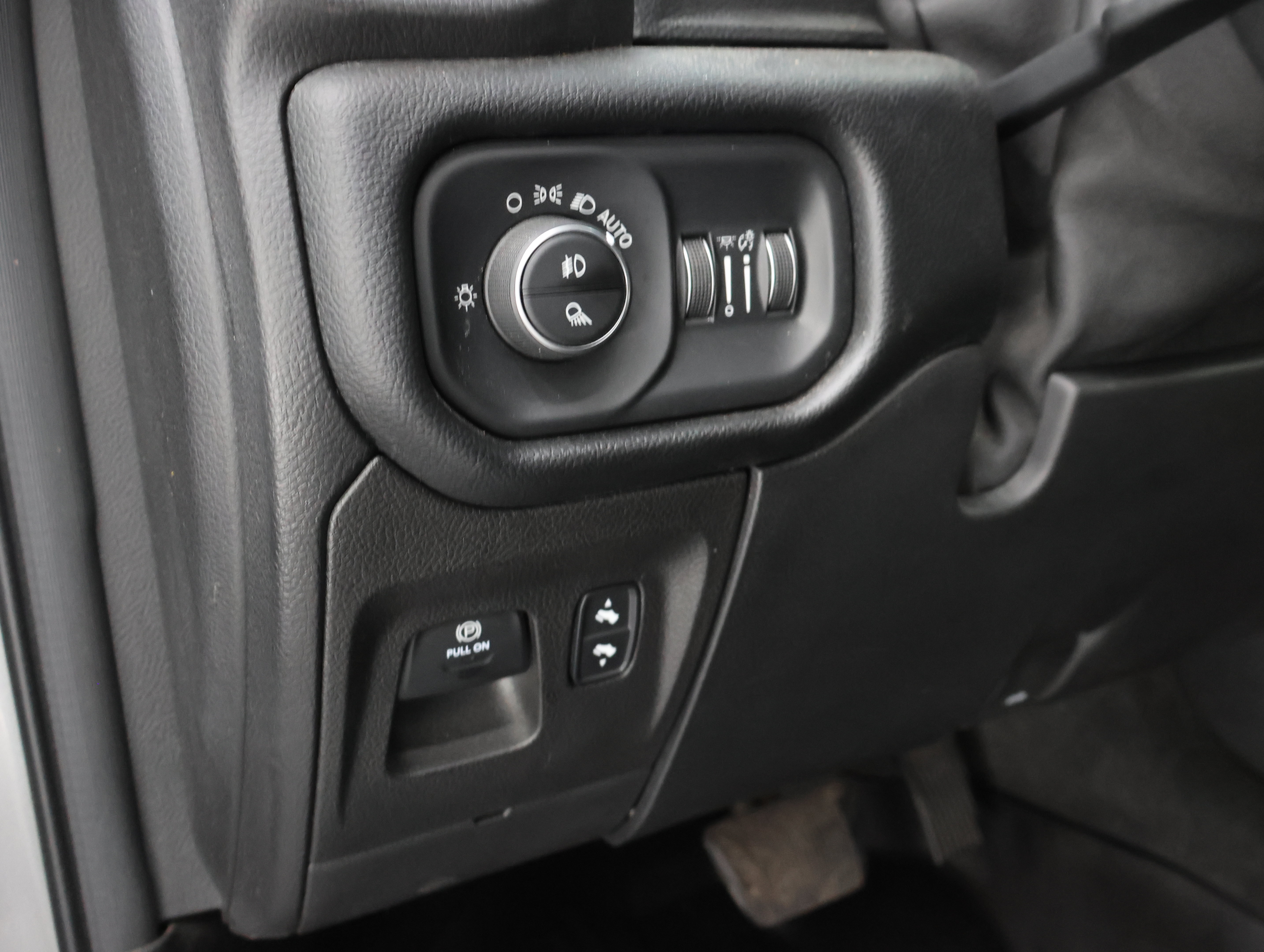 Used 2019 RAM 1500 Laramie w/ Sport Appearance Package AWD/4WD image 40
