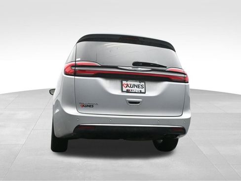 Used 2024 Chrysler Pacifica Touring-L FWD image 50