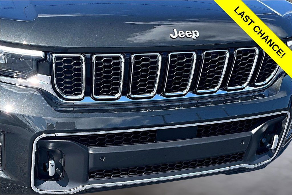 Used 2023 Jeep Grand Cherokee Overland w/ Luxury Tech Group IV AWD/4WD image 28