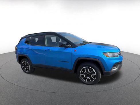 Used 2025 Jeep Compass Trailhawk AWD/4WD image 2