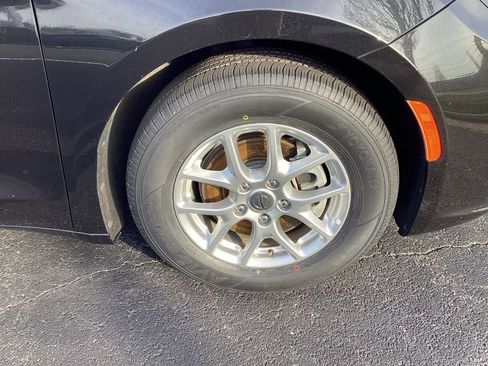 Used 2023 Chrysler Pacifica Touring-L image 33