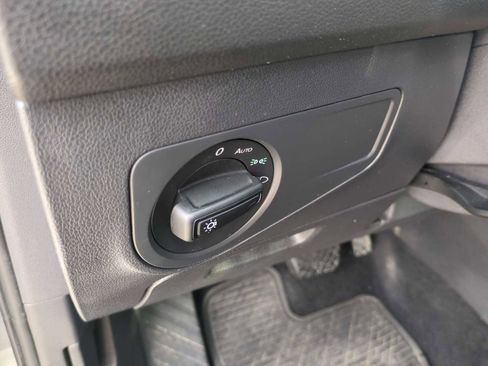 Used 2018 Volkswagen Tiguan S image 33