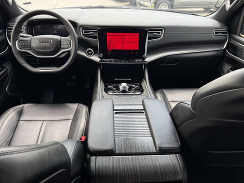 Used 2024 Jeep Wagoneer L Series III w/ Flexible Seating Group AWD/4WD image 13