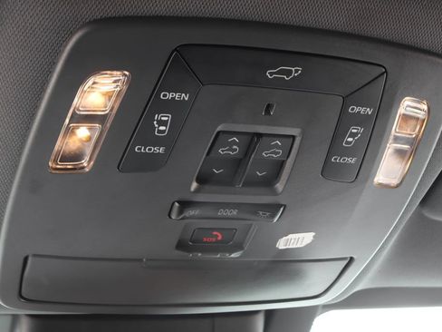 Used 2023 Toyota Sienna Platinum FWD image 27