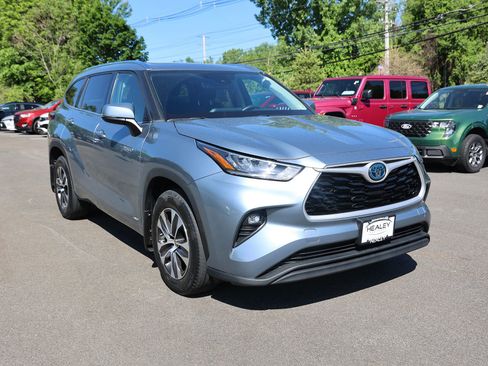 Used 2020 Toyota Highlander XLE AWD/4WD image 1