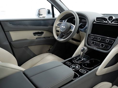 New 2025 Bentley Bentayga V8 image 28