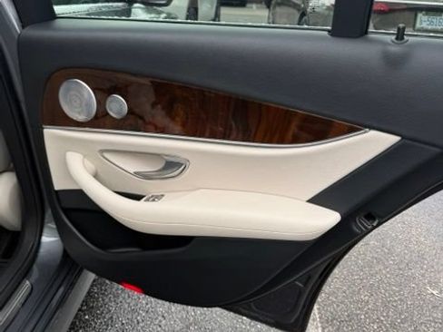 Used 2018 Mercedes-Benz E 300 image 4