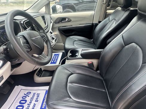 Used 2023 Chrysler Pacifica Touring-L FWD image 19