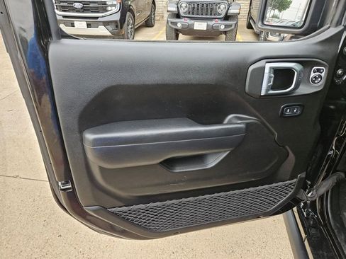 Used 2025 Jeep Wrangler Unlimited Rubicon AWD/4WD image 14