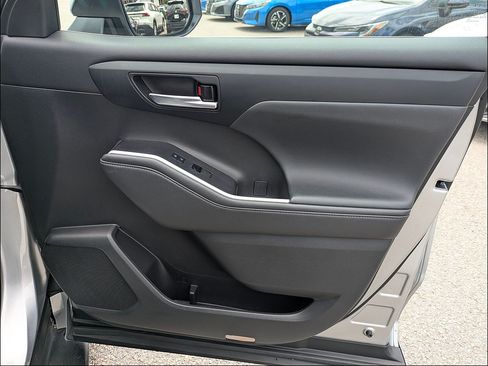 Used 2022 Toyota Highlander XLE FWD image 31