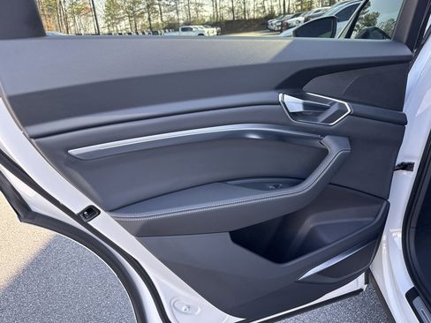 Used 2022 Audi e-tron Premium Plus w/ Premium Plus Package image 28