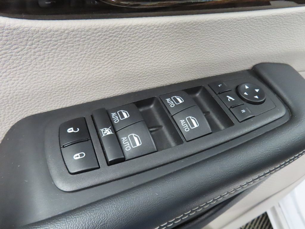 Used 2024 Chrysler Pacifica Limited FWD image 59