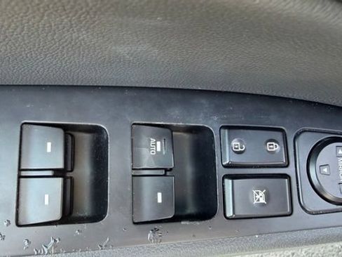 Used 2017 Hyundai Elantra Limited w/ Limited Tech Package 04 FWD image 18