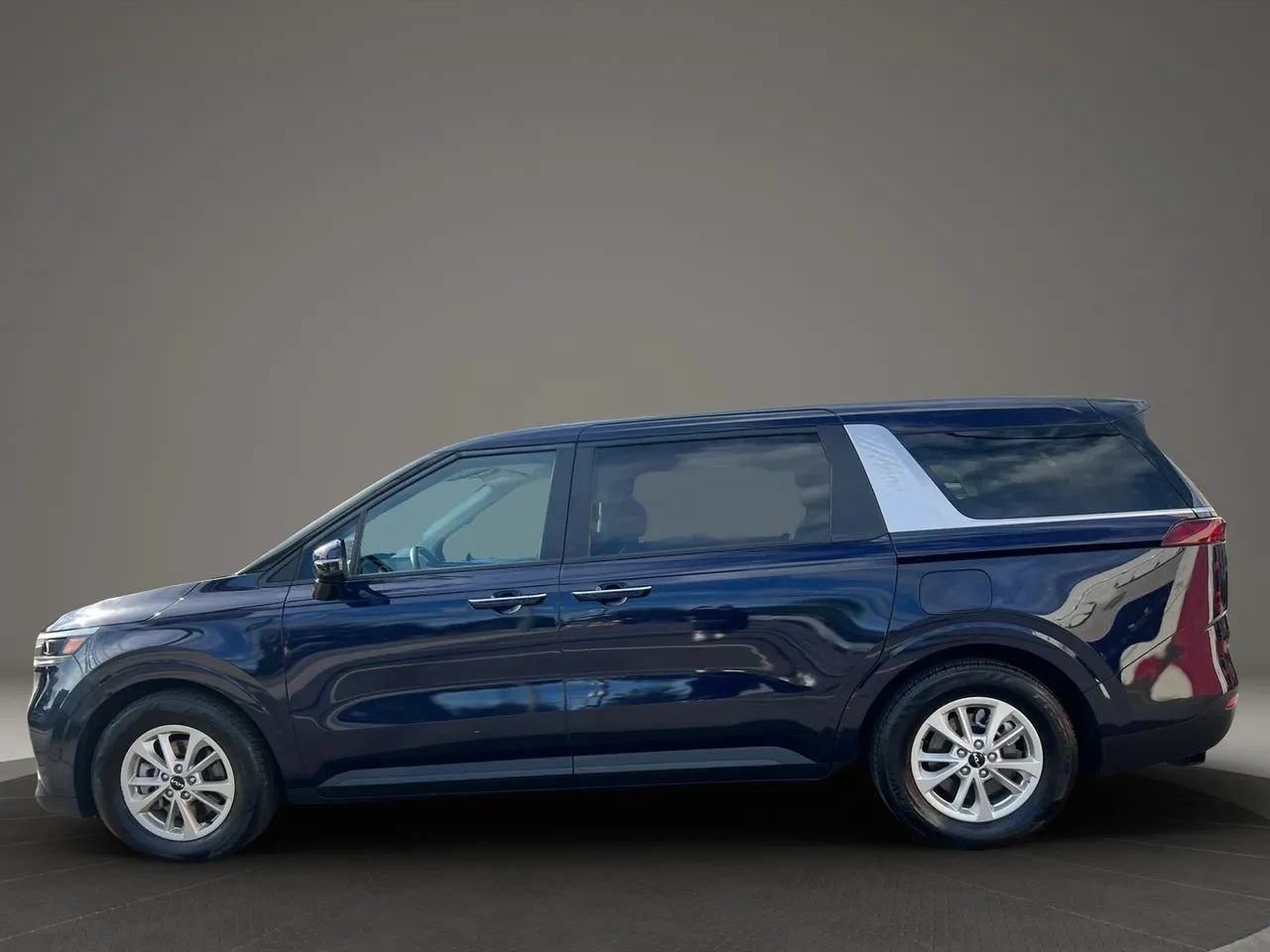 Used 2023 Kia Carnival LX FWD image 8