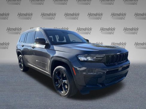 Used 2023 Jeep Grand Cherokee L Laredo image 2